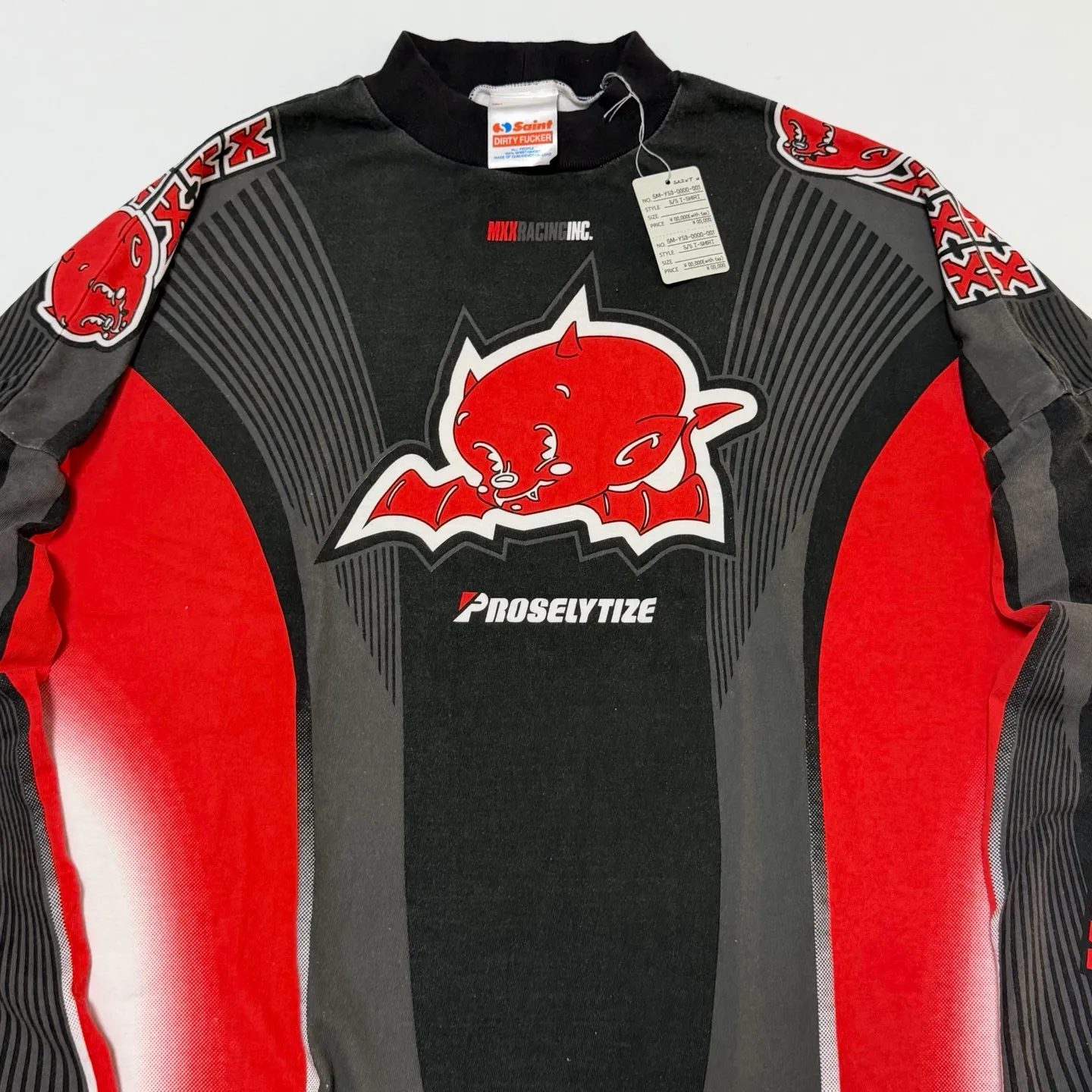 SAINT Mxxxxxx LS TEE/MORTOR CYCLE/WHT Little Devil Angel Racing Long Sleeve Off-White S-XL SAINT's annual racing style BOXY short, wide and fat design will be sold out immediately every time it is released. The whole garment is oversized and has many prints. The front and back prints on the shoulder are aligned. The printing area is very large and the operation is also difficult. The genuine level is restored. The ready-made garments are washed again to make them look old. Soft desizing is added to make the printing look old and white.